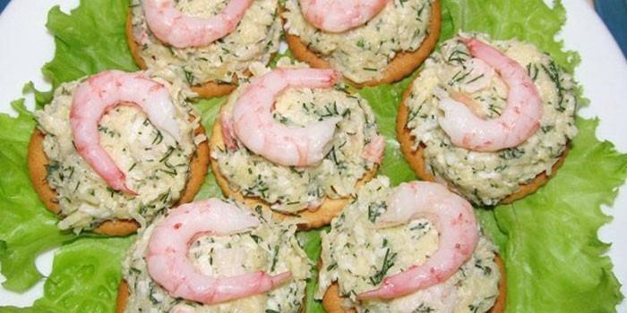 Canapés de camarones y hierbas