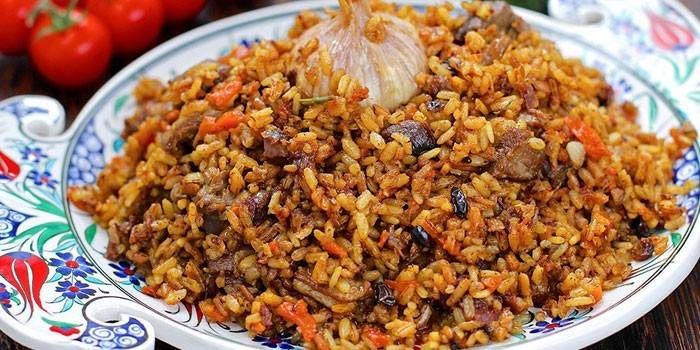 Uzbekų pilafas ant lėkštutės