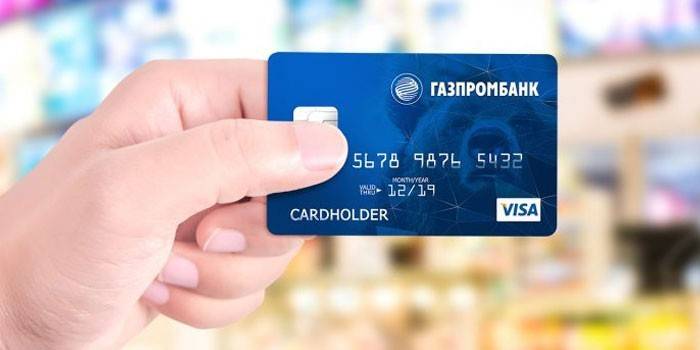 A Gazprombank műanyag kártya a kezében