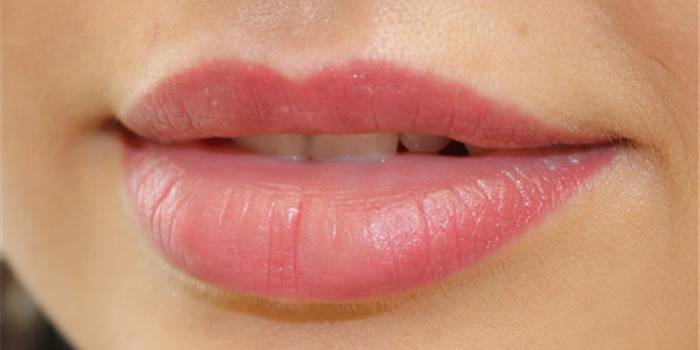 Hình xăm môi để chỉnh hình và khối lượng