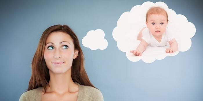 Frau träumt von einem Baby