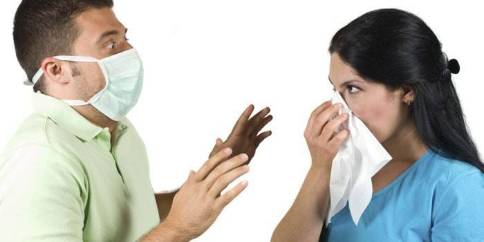 Một người đàn ông với một miếng băng gạc và một cô gái hắt hơi