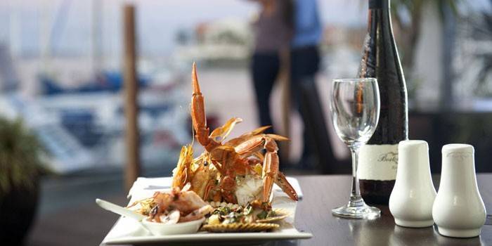 Vino tinto de mariscos
