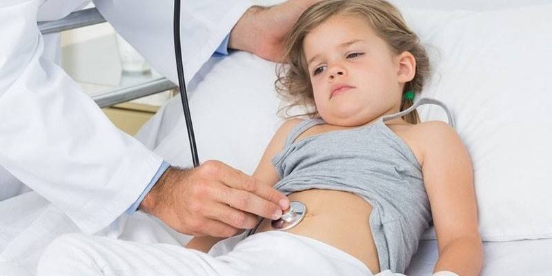 Pediatra examina uma criança