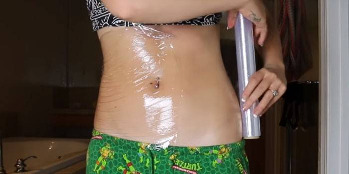 Barriga feminina em película aderente
