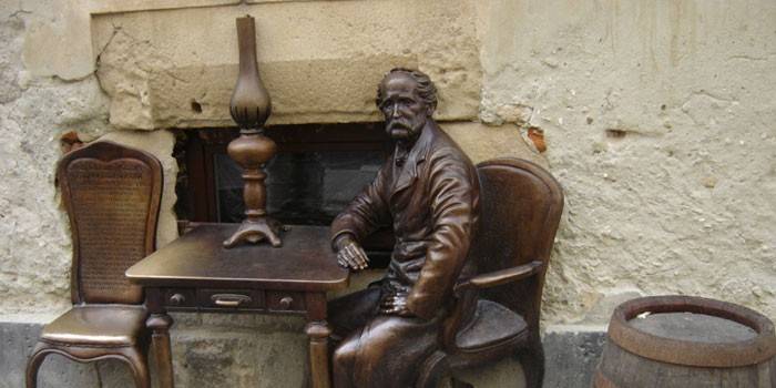 Scultura con una lampada a cherosene