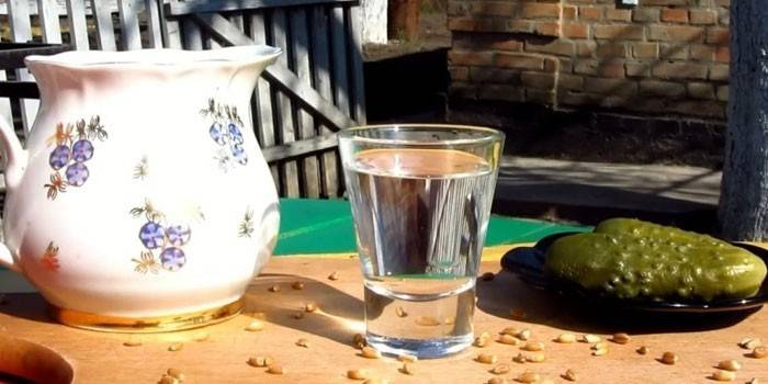 Cọc, bình và dưa chua trên bàn