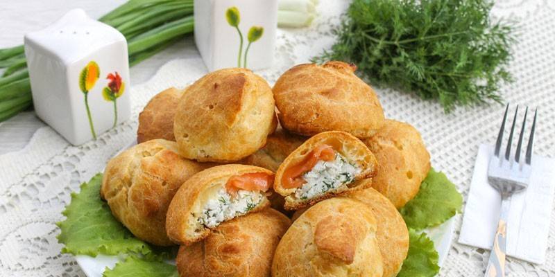 Con salmón, queso crema y eneldo.
