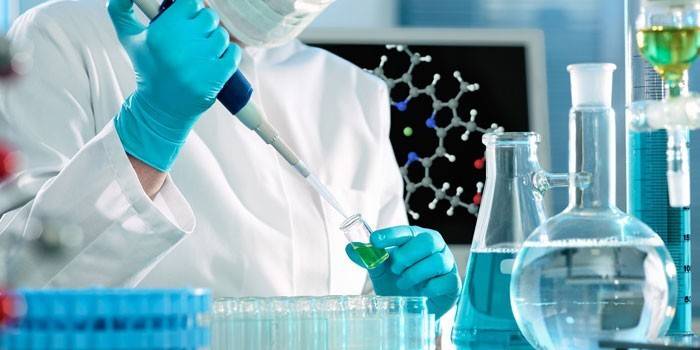 assistente di laboratorio che effettua ricerche