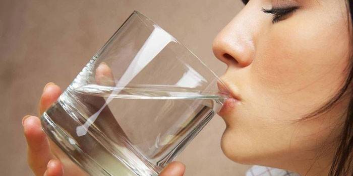 Fille boit de l'eau