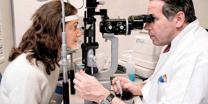 Mujer examinada por un optometrista