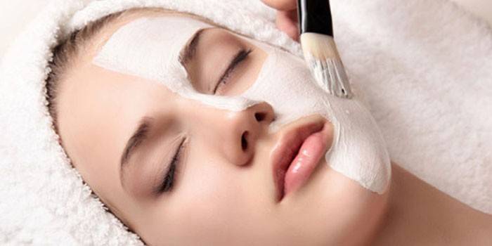 Một mặt nạ được áp dụng cho một cô gái