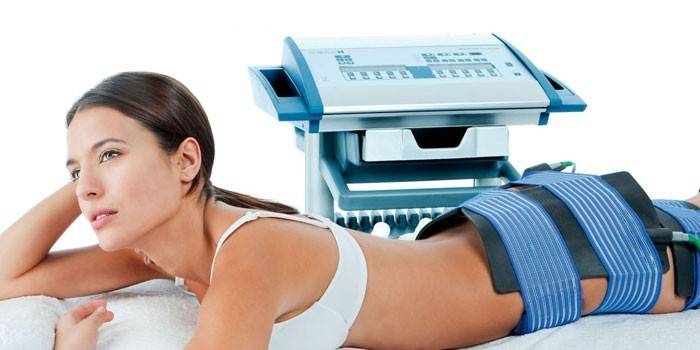 Tyttö laitteiston myostimulaation istunnossa