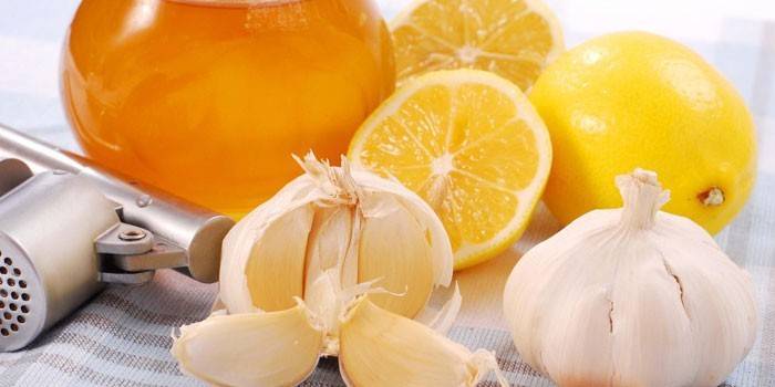 Ķiploki, medus un citrons