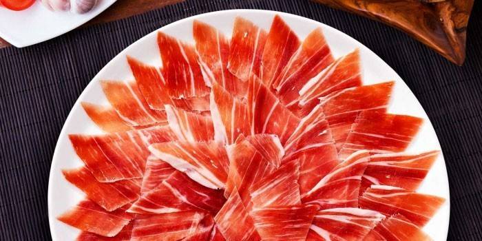 Supjaustytą jamoną ant patiekalo
