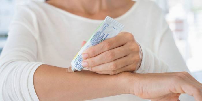 Người phụ nữ bôi gel lên da.