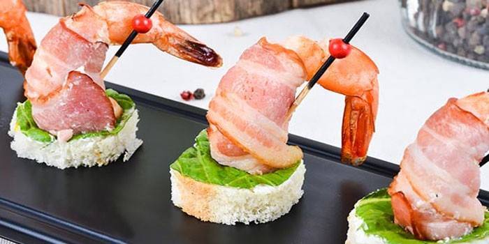 Canapés de camarones calientes