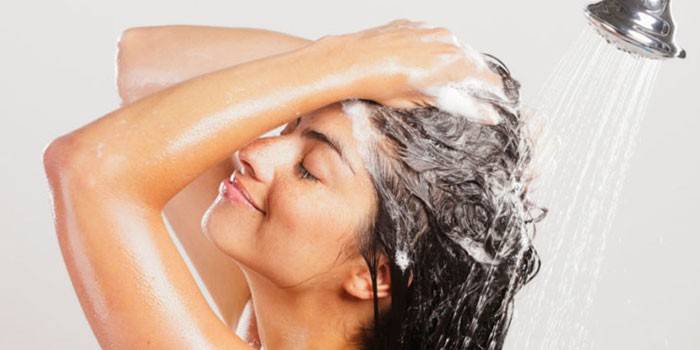 Fille se lave dans la douche