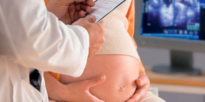 Έγκυος κορίτσι και γιατρός