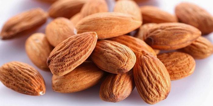 حبات اللوز