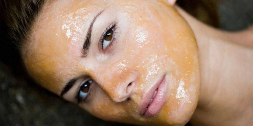 Femme avec un masque sur son visage