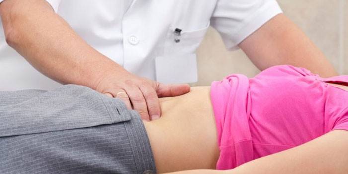 Bác sĩ sờ nắn bệnh nhân dạ dày
