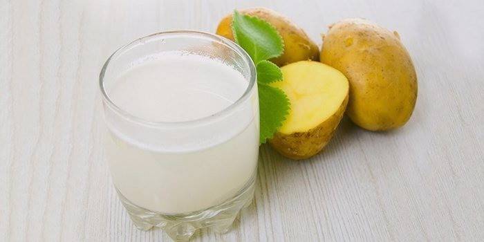 Ein Glas Kartoffelsaft