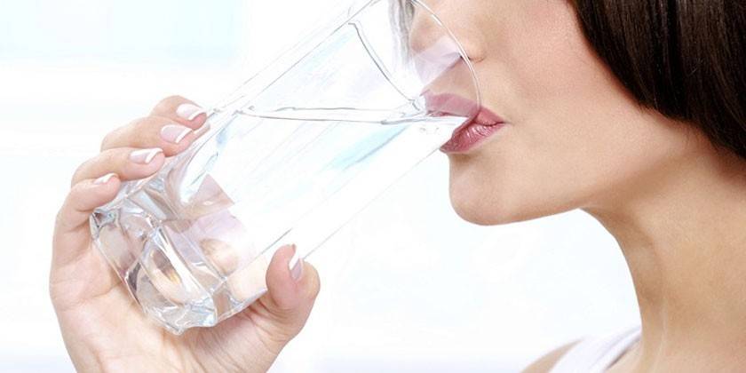 امرأة تشرب الماء