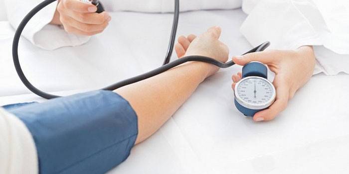 แพทย์วัดความดันโลหิตด้วย tonometer