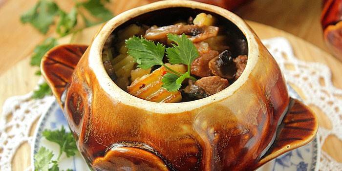 بوعاء لحم البقر مع الفطر