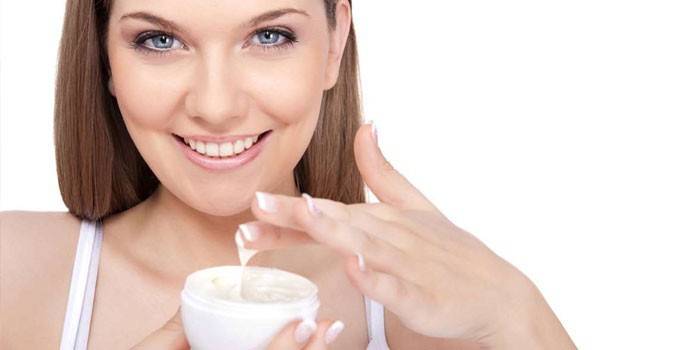 Fille teste crème