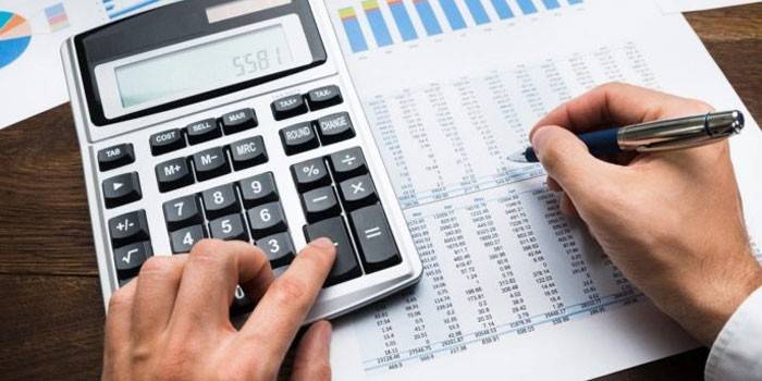 Người đàn ông với tài liệu và một máy tính