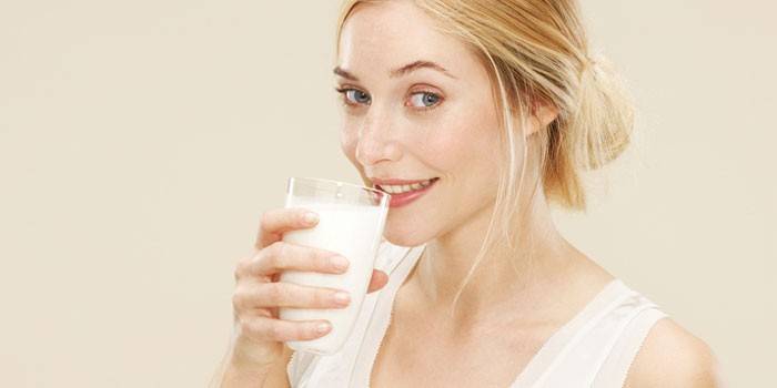 Fille avec un verre de lait