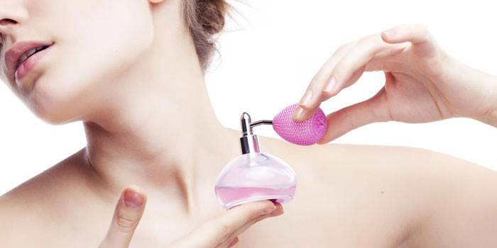 Femme utilise de l'eau de toilette
