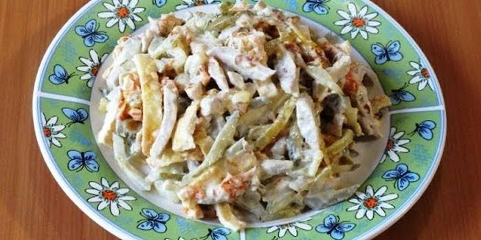 Салата са свињетином и кисели краставци