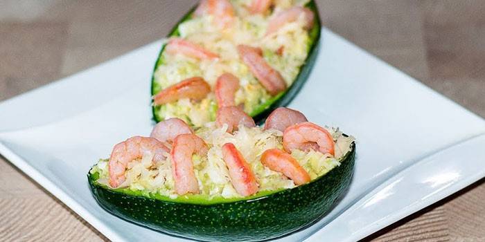 Ensalada en medio aguacate