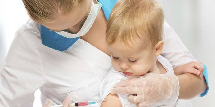 L'infermiera vaccina un bambino