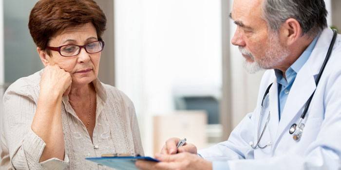 Mulher na consulta com um médico