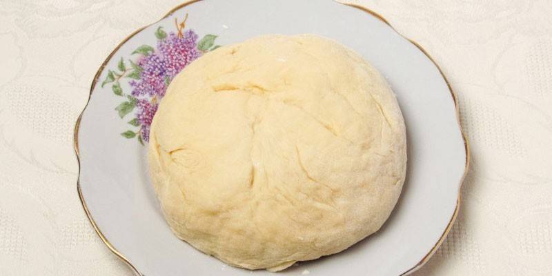 لينة العجين لالزلابية مع الجبن المنزلية على الماء