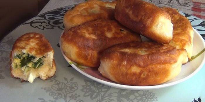 Tortas fritas com arroz e ovo