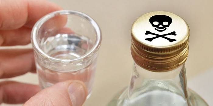 Šūsnis alkoholio ir butelis nuodų
