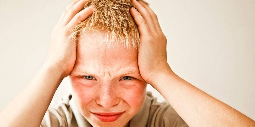 L'enfant a mal à la tête