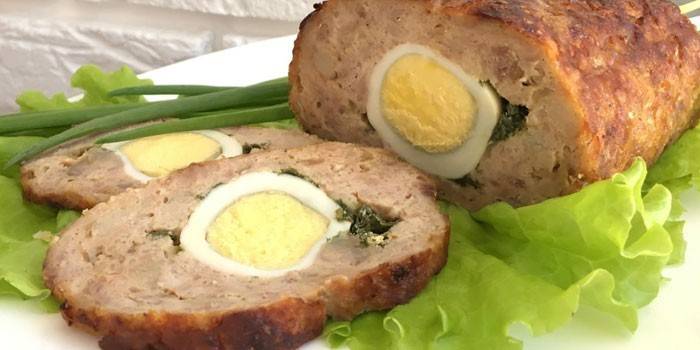 Bolo de carne com ovo e queijo