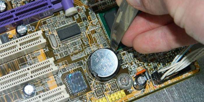 Substituindo a bateria na placa-mãe do computador