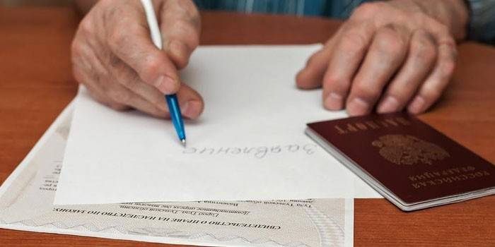 El hombre escribe una declaración