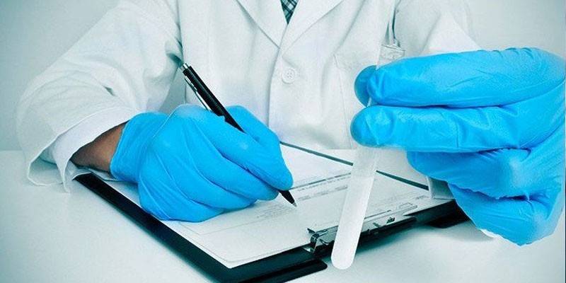 Medic записва резултата от анализа