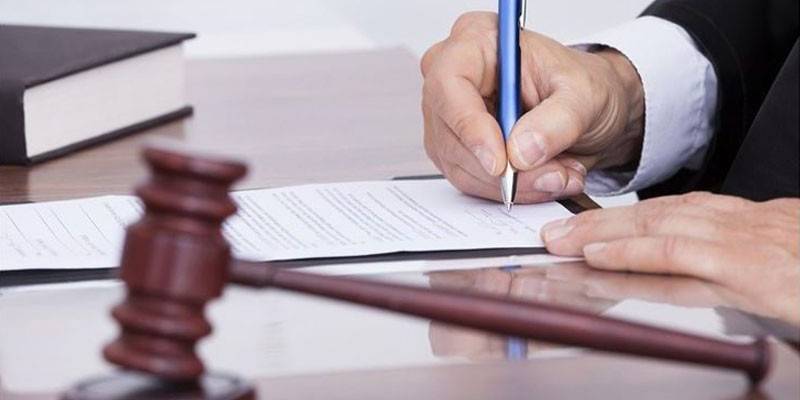 O juiz assina os documentos