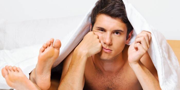 الرجل تحت الأغطية وأقدام المرأة
