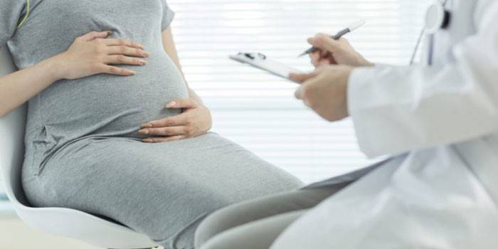 Donna incinta all'appuntamento del medico