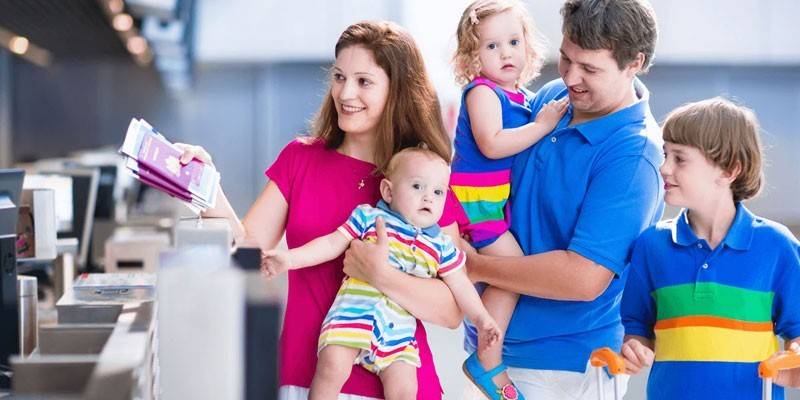 Familie bei der Passkontrolle